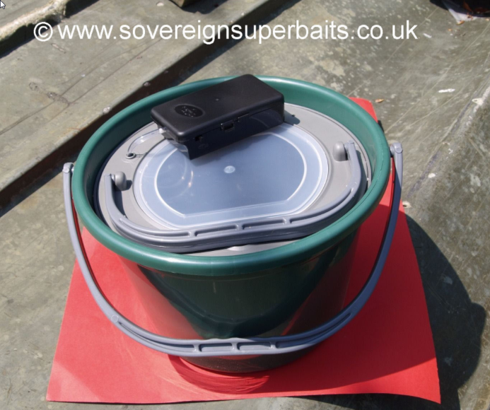 Large livebait bucket with pump